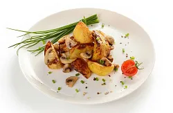 Картофель жареный с грибами и луком