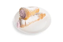 Трубочка с белковым кремом и вишней 2шт