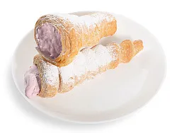 Трубочка с белковым кремом и вишней 2шт