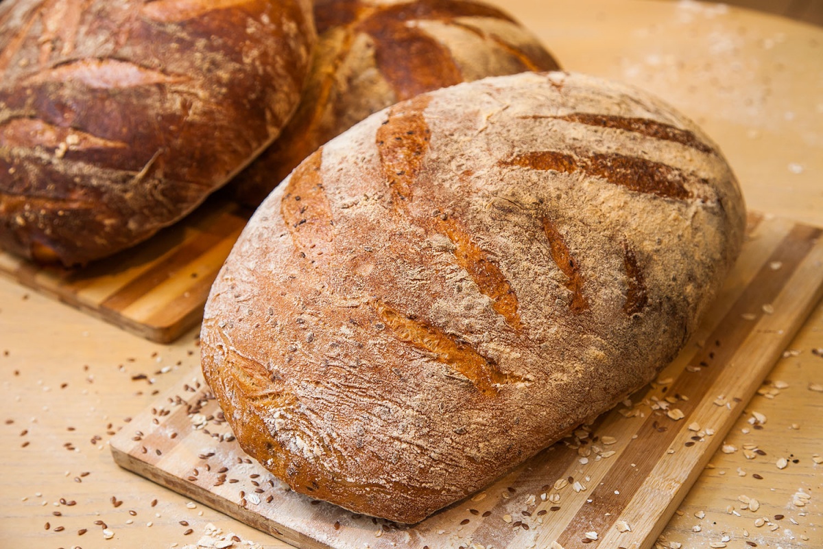 Видео печь хлеб. Хлеб в печи. Печка для хлеба. Печь для хлебобулочных изделий. Живой хлеб.