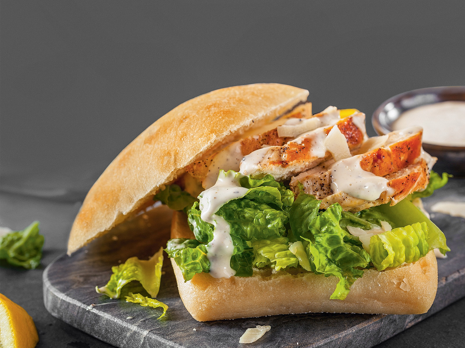 Сэндвич с рваной курицей в хрустящей булочке чиабатта
